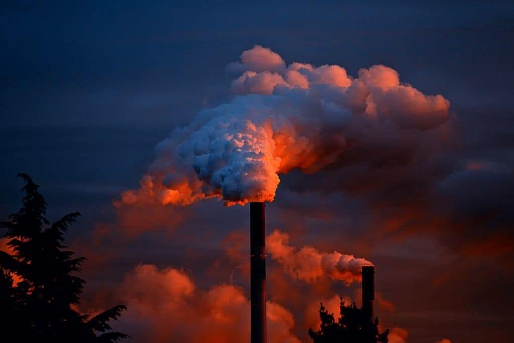 ciminiera fabbrica che emette grande fumo
