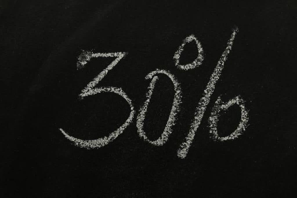 30% scritto con gessetto su lavagna nera