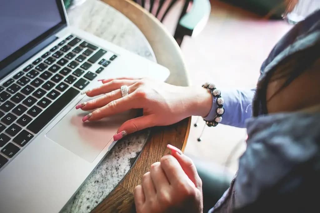 Minacce cyber Italia: professionista monitora la sicurezza informatica aziendale su notebook