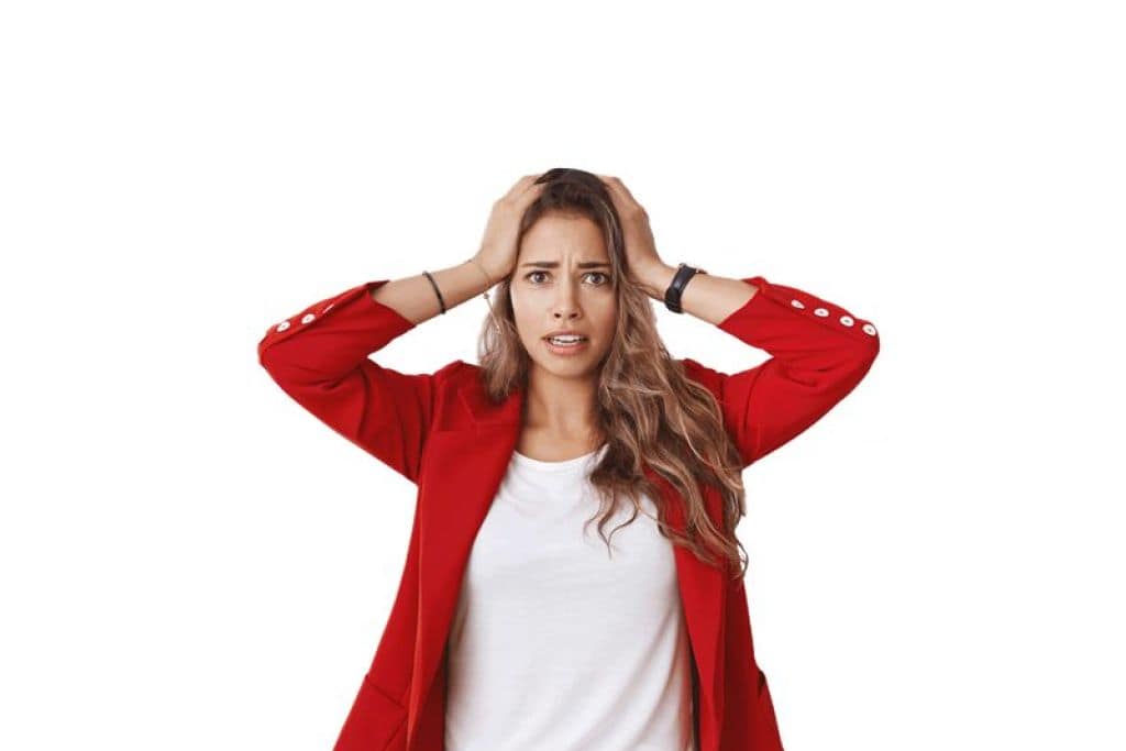 donna preoccupata con giacca rossa