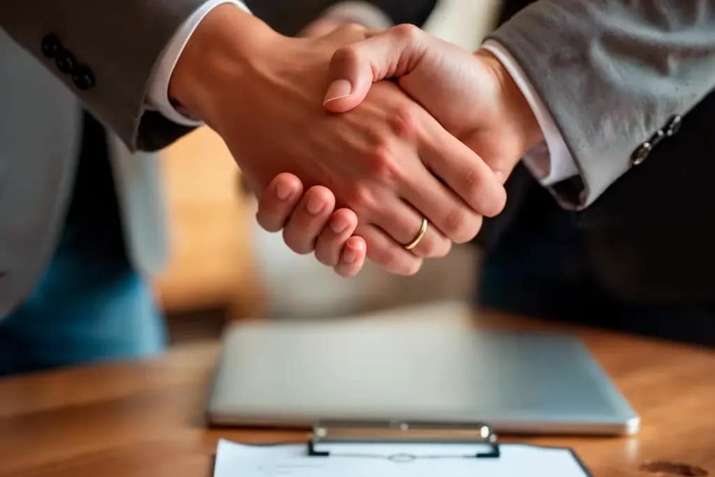 Assicurazione Credito Commerciale - business handshake deal