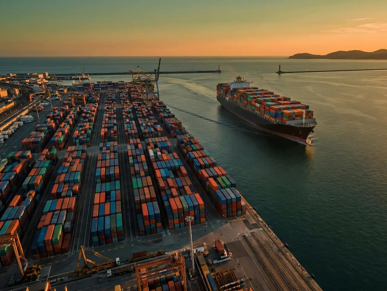 Porto commerciale italiano al tramonto con nave portacontainer — rischio credito PMI 2025