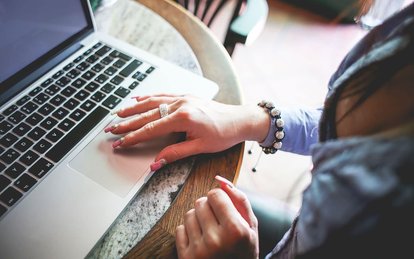donna che digita su notebook