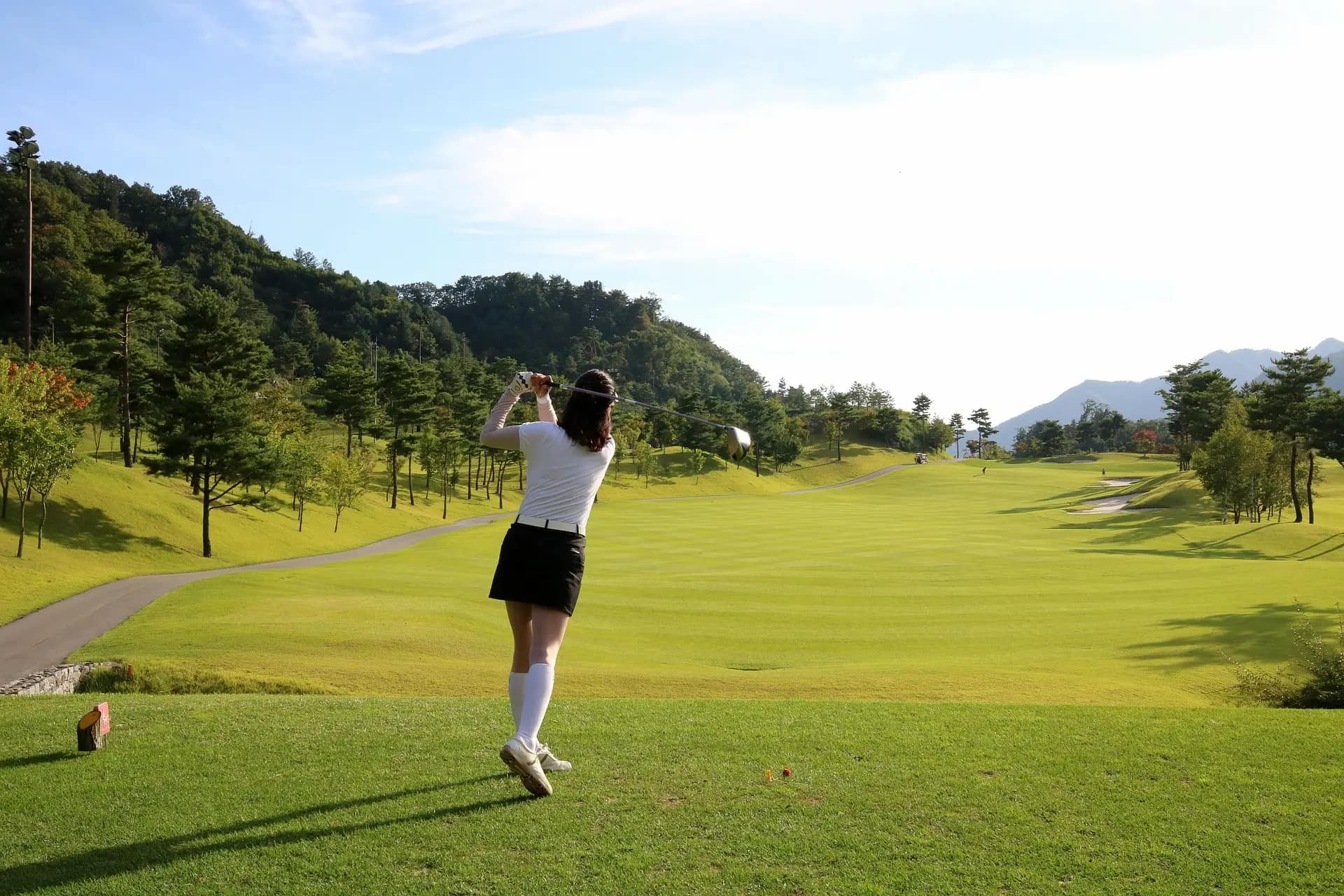 Assicurazione Golf Hole in One - ragazza che tira a golf