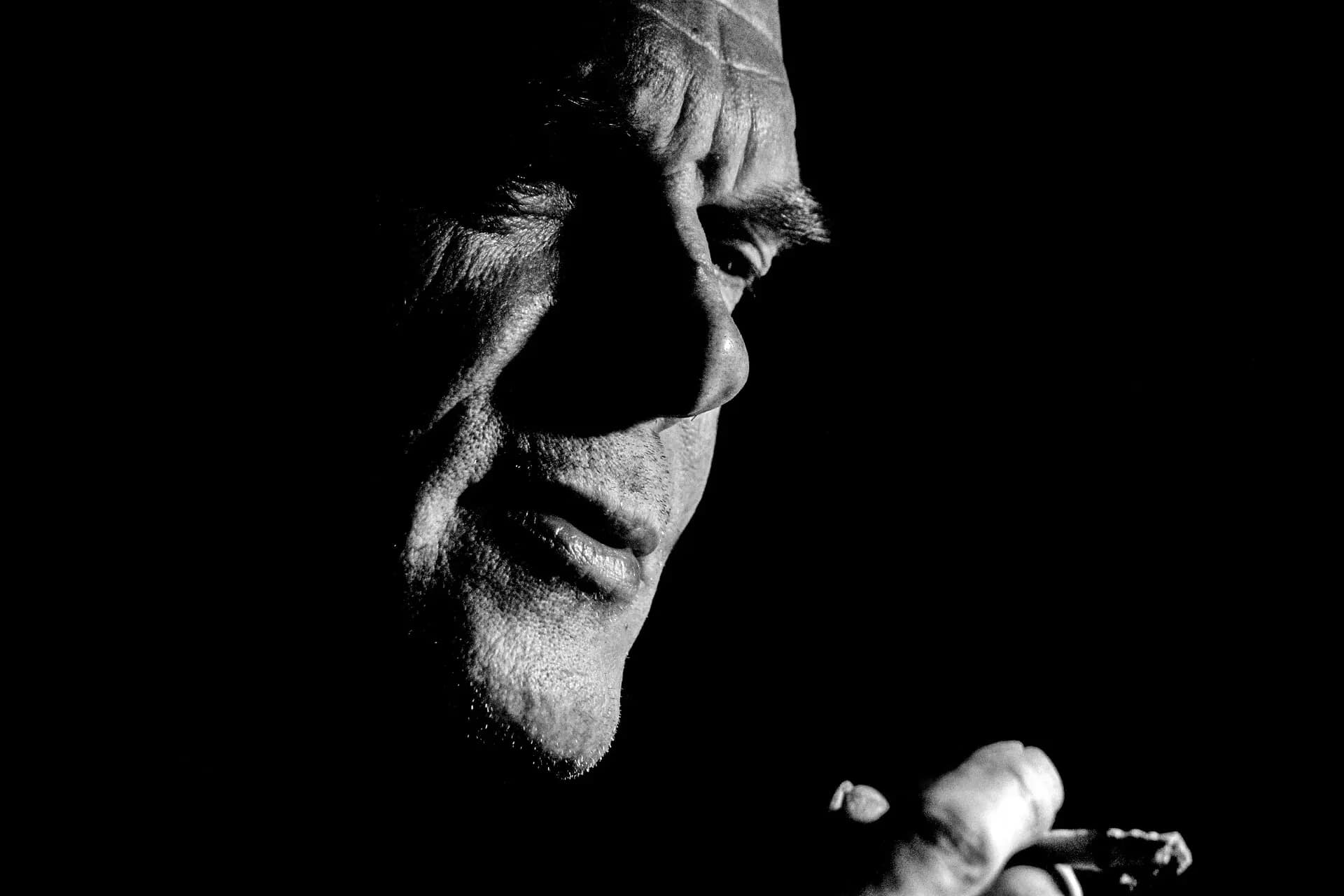 viso uomo in B&W che comunica esperienza