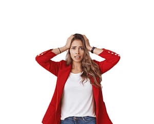 donna con giacc rossa preoccupata