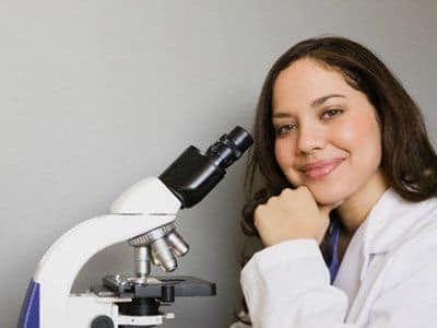 donna al microscopio