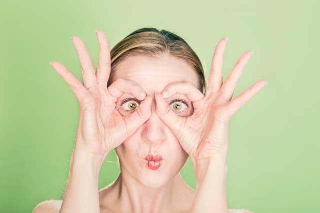 Ricerca con mani davanti agli occhi