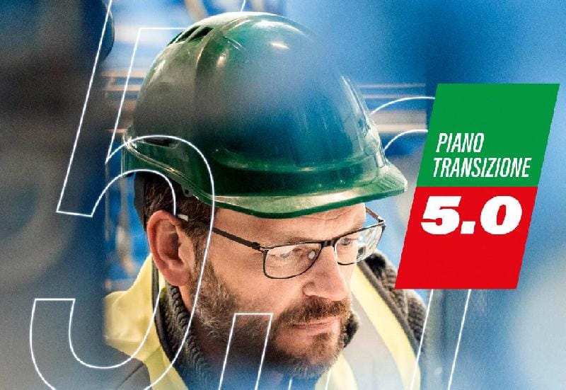 piano transizione 5.0 con operaio con casco